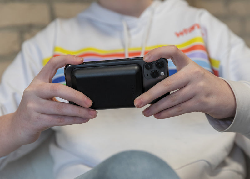 Load image into Gallery viewer, Magnetic 5.000 mAh 5W wireless powerbank - Custom Wood Designs