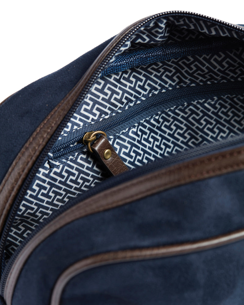 Load image into Gallery viewer, Hunto washbag - Custom Wood Designs
