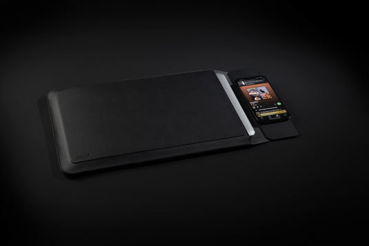 Swiss Peak 15W magnetic charging laptop sleeve 14-15,6" - Custom Wood Designs