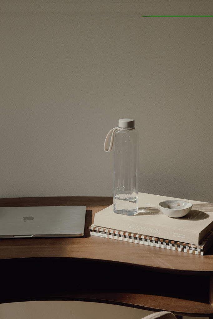 Load image into Gallery viewer, VINGA Arch RCS RPET bottle 550 ML - Custom Wood Designs VINGA Arch RCS RPET bottle 550 ML made from [material] –  [use_case] | Custom Wood Designs
