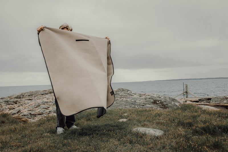 Load image into Gallery viewer, VINGA Baltimore RCS picnic blanket - Custom Wood Designs VINGA Baltimore RCS picnic blanket made from [material] –  [use_case] | Custom Wood Designs
