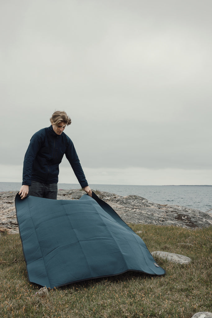 Load image into Gallery viewer, VINGA Baltimore RCS picnic blanket - Custom Wood Designs VINGA Baltimore RCS picnic blanket made from [material] –  [use_case] | Custom Wood Designs
